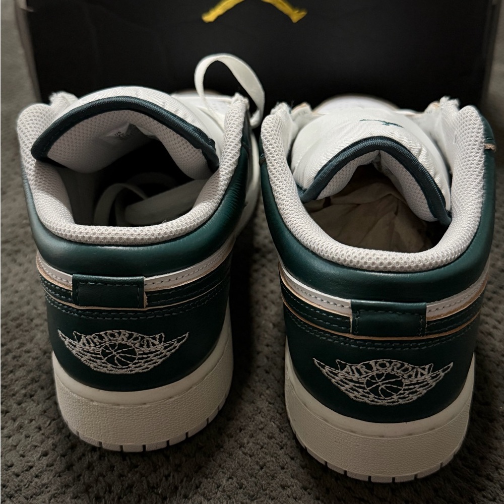 Jordan 1 Low Oxidized green in size 7Y/8.5W - Picture 2 of 7